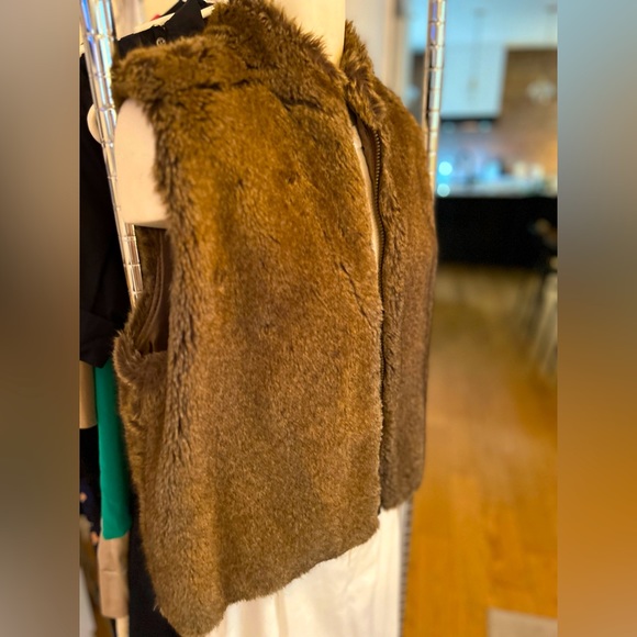 Tristan Faux Fur Vest - Picture 3 of 4